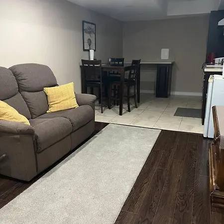 Bernie'S Basement Apartment Milton Exterior photo